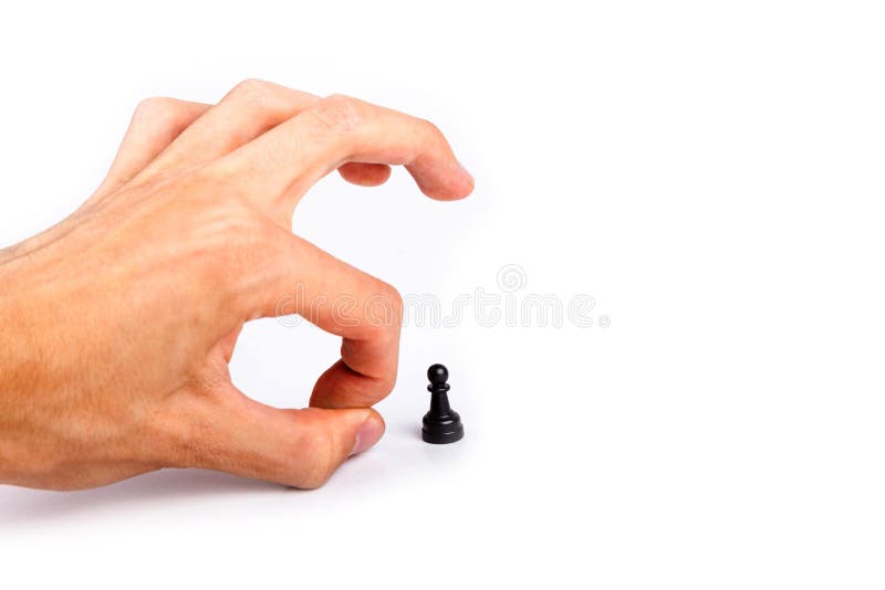 Jogador de xadrez masculino com figura branca na mão, movimento da
