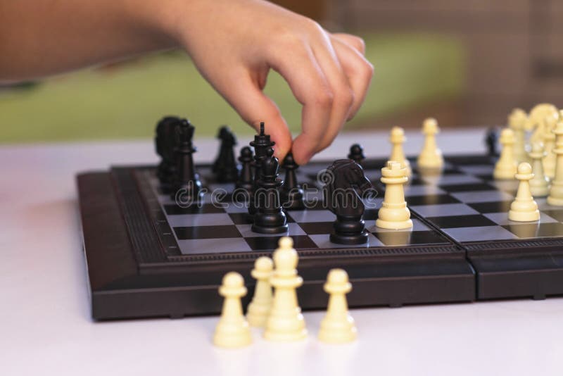 Crianças Que Se Movem à Mão Enquanto Fazem Torneio. Peças De Xadrez No  Tabuleiro De Xadrez Foto de Stock - Imagem de preto, cavaleiro: 197375156