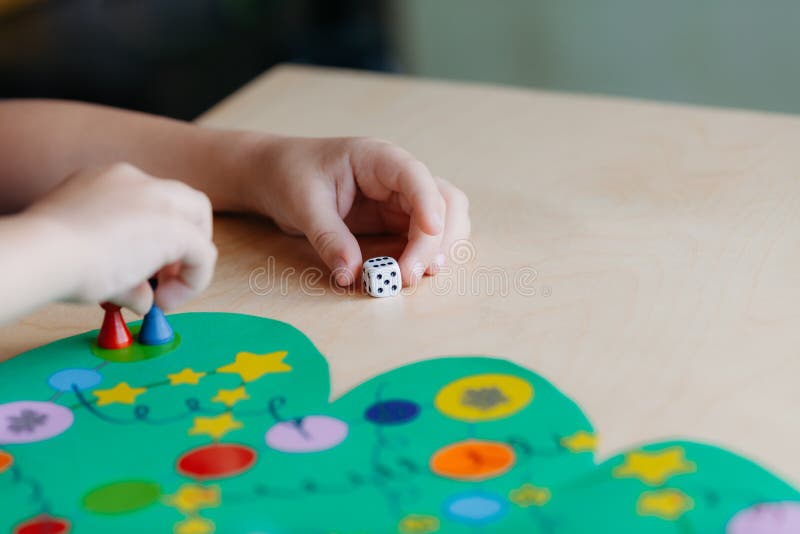 Crianças Menina Jogar Uma Sala Jogos Das Crianças Jogando Bola fotos,  imagens de © Shangarey #367943936