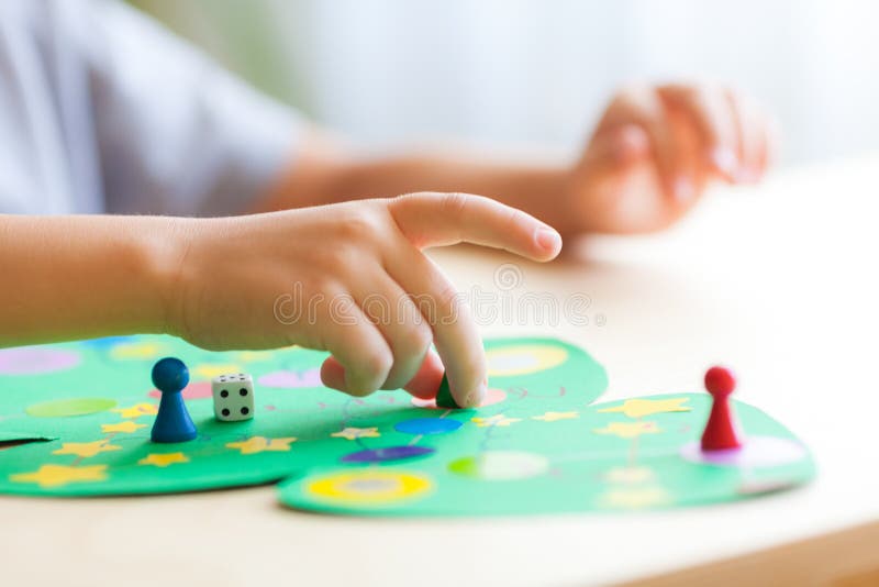 A Criança Está Jogando Com Bolas Coloridas De Madeira. Jogo Para Crianças  Fotos, retratos, imágenes y fotografía de archivo libres de derecho. Image  93615103