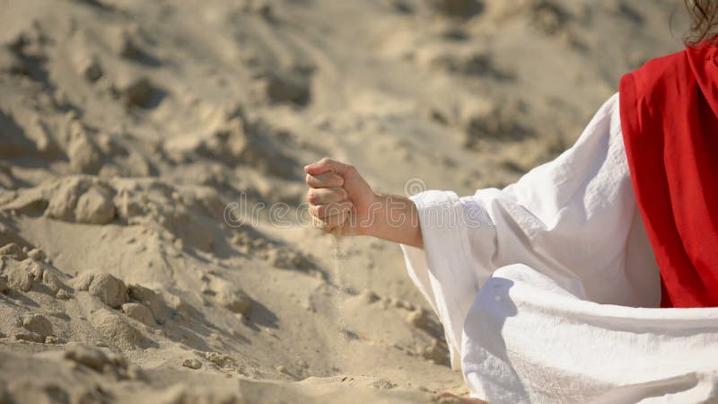 Mão afundando na areia movediça tentando tirar dicas para sobreviver no  deserto enterrado