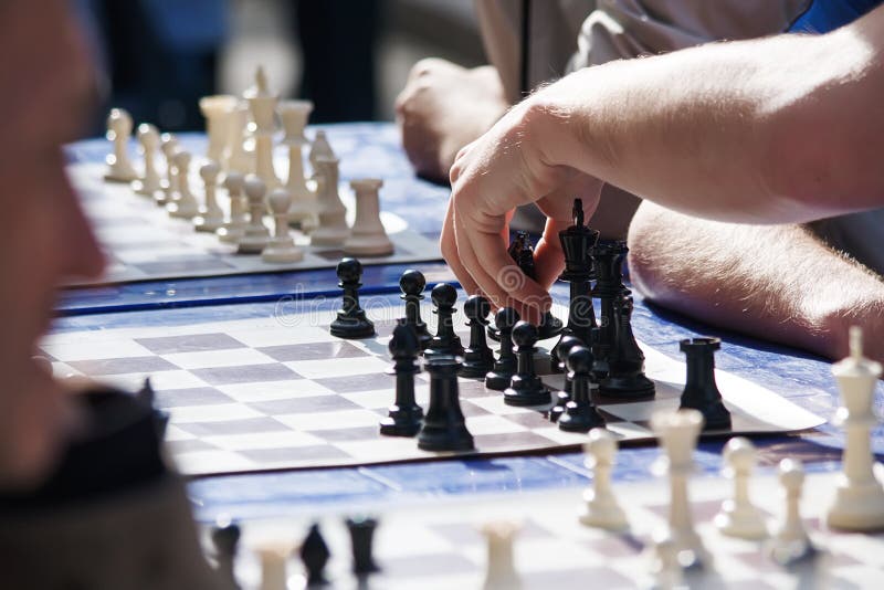 Crianças Que Se Movem à Mão Enquanto Fazem Torneio. Peças De Xadrez No  Tabuleiro De Xadrez Foto de Stock - Imagem de preto, cavaleiro: 197375156