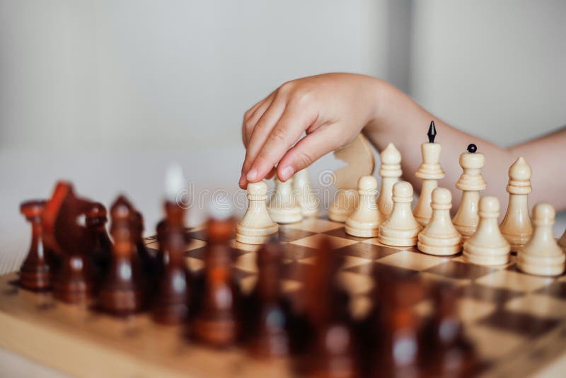 Primeiros Movimentos De Peões No Tabuleiro De Xadrez Foto de Stock - Imagem  de diferente, jogador: 214683380