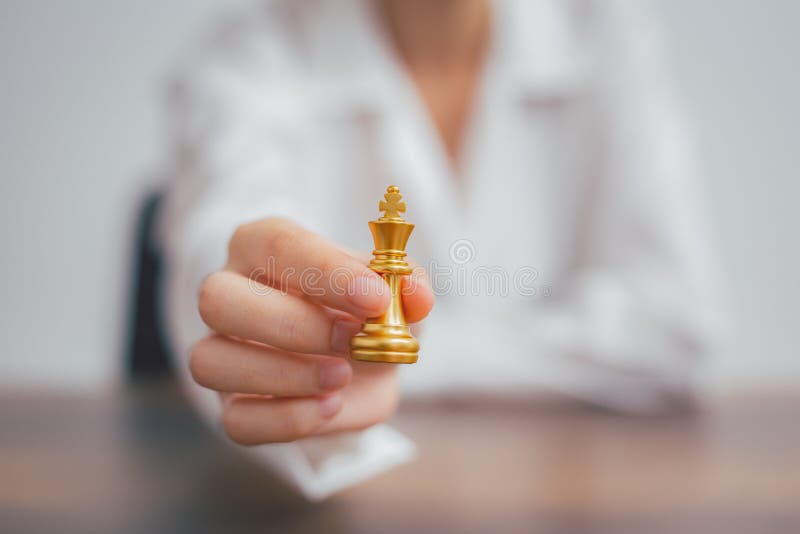 Jogo De Xadrez Dourado ícone Da Peça De Xadrez Rei Rainha Do Bispo Rook  Jogo De Xadrez Em Fundo Cinza Imagem de Stock - Imagem de verificado,  castelo: 196665851