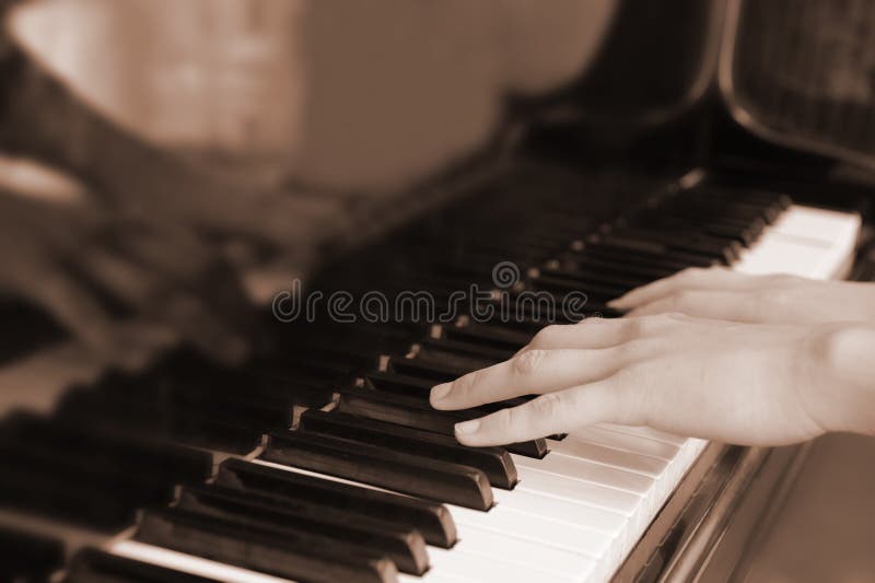 O Instrumento Do Teclado Da Música Do Piano Fecha a Chave Sadia Preta  Musical Do Jogo Que Joga a Antiguidade Clássica Grande Do M Foto de Stock -  Imagem de branco, chave