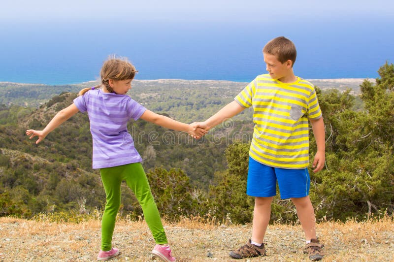 Pais De Travamento Da Menina De Olhos Vendados Que Jogam O Jogo Do  Esconde-esconde Foto de Stock - Imagem de amor, movimento: 143988726