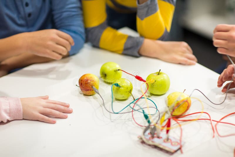 Crianças Com O Jogo Da Invenção Na Escola Da Robótica Foto de