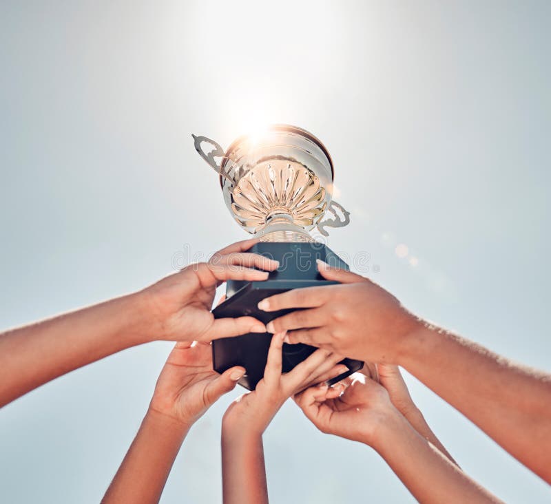 Jogo De Troféus Femininos E Vitória Para Crianças De Beisebol Na Escola,  Feliz Vencedor Em Comemoração E Apoio Ao Trabalho Em Equi Imagem de Stock -  Imagem de sorrir, sorriso: 257701769