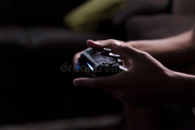 Jovem Jogando Seu Videogame De Playstation 4 Na Televisão Na Sala De Estar.  Foto de Stock Editorial - Imagem de jogador, competitivo: 208047203