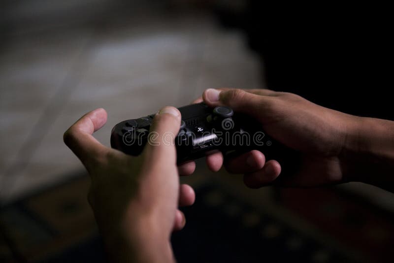 Jovem Jogando Seu Videogame De Playstation 4 Na Televisão Na Sala De Estar.  Foto de Stock Editorial - Imagem de jogador, competitivo: 208047203