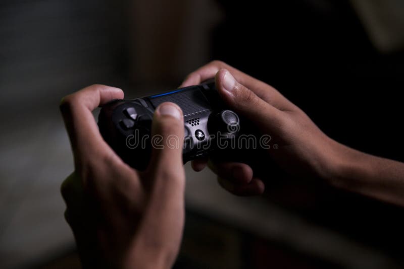 Jovem Jogando Seu Videogame De Playstation 4 Na Televisão Na Sala De Estar.  Foto de Stock Editorial - Imagem de jogador, competitivo: 208047203