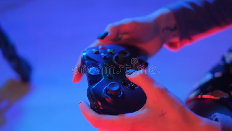 Uma Garota Com Um Gamepad Em Suas Mãos Joga Um Videogame