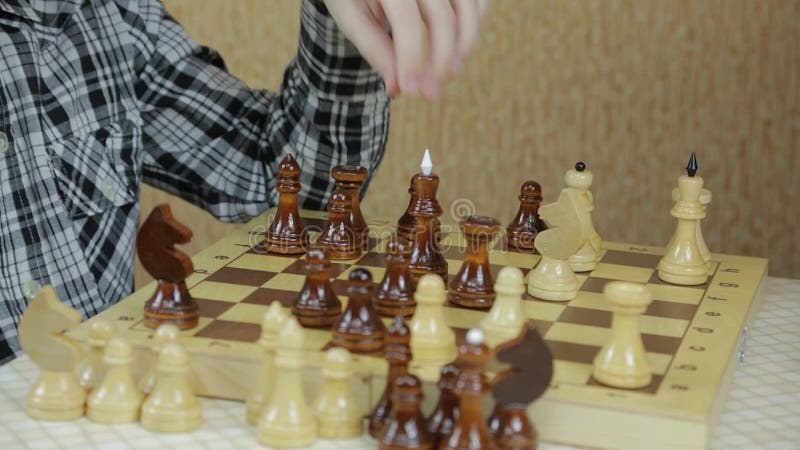 Homem idoso jogando xadrez sozinho e olhando para a câmera se preparando  para a competição, Banco de Video - Envato Elements