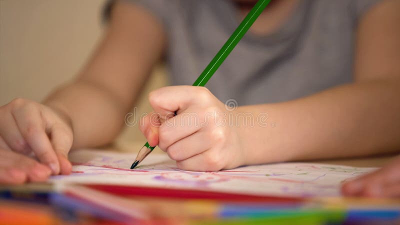 Uma Família Asiática Com Crianças Desenho E Pintura Na Mesa Na