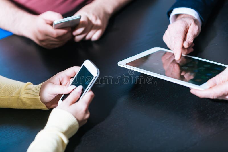 Grupo De Amigos Jogando Jogos De Aplicativos Em Celulares E on-line Juntos.  As Mãos Estão Segurando O Círculo Do Smartphone. Imagem de Stock - Imagem  de rede, compartilhar: 196942813