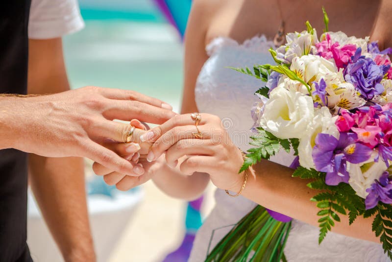 Mãos E Anéis No Buquê De Casamento Na Praia Foto de Stock - Imagem de noiva,  rico: 158863566