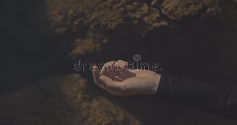 Mão afundando na areia movediça tentando tirar dicas para sobreviver no  deserto enterrado