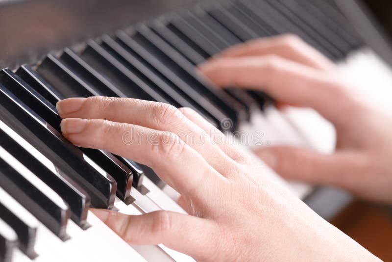 Um Músico Do Pianista é De Execução E De Jogo Alguma Música Agradável  Usando Um Teclado De Piano Em Uma Fase Em Algum Clube Notur Foto de Stock -  Imagem de entretenimento