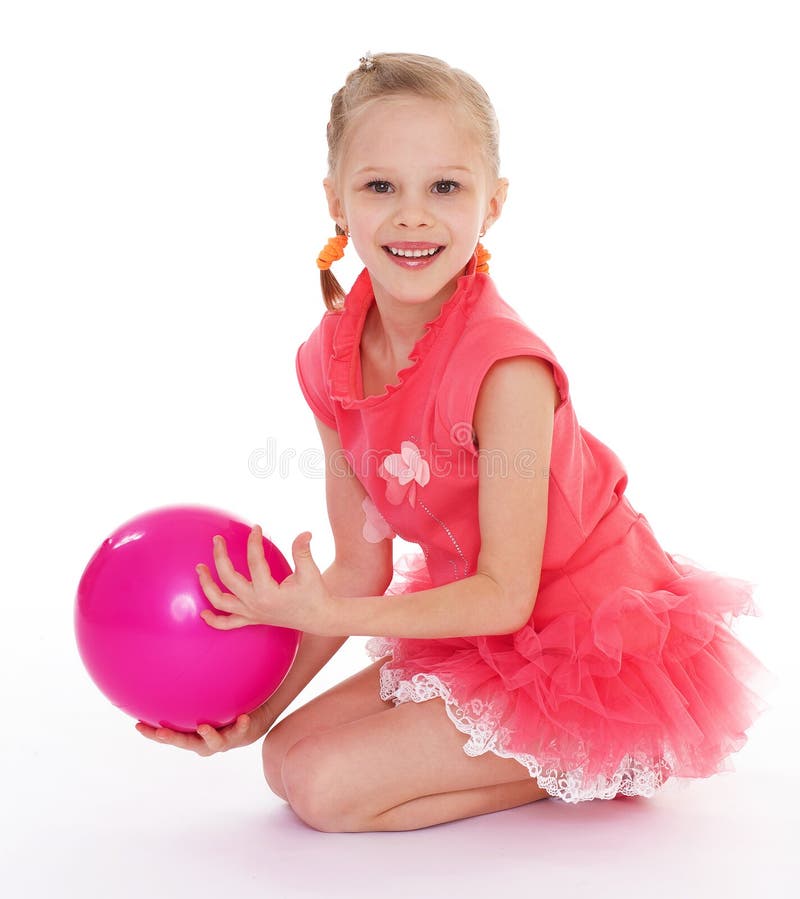 Das ball. Девочка на шаре гимнастический костюм. Девочка пять лет держит мяч и смотрит в другую сторону.