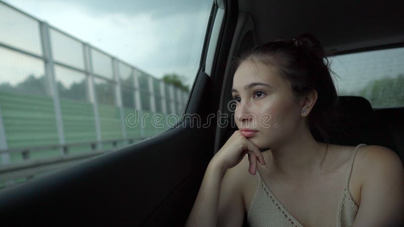 Komisches Mädchen mit einer aufgedrehten Nase, das sich vor der Reise durch  ein Autofenster von dem Jungen verabschiedet Stockfotografie - Alamy