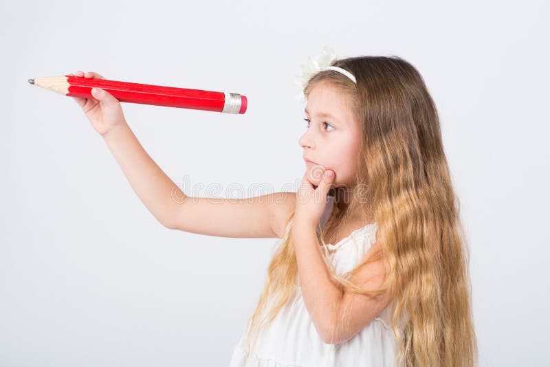 Madchen Im Haar Versieht Mit Einem Grossen Bleistift Mit Einem Band Stockfoto Bild Von Grossen Versieht