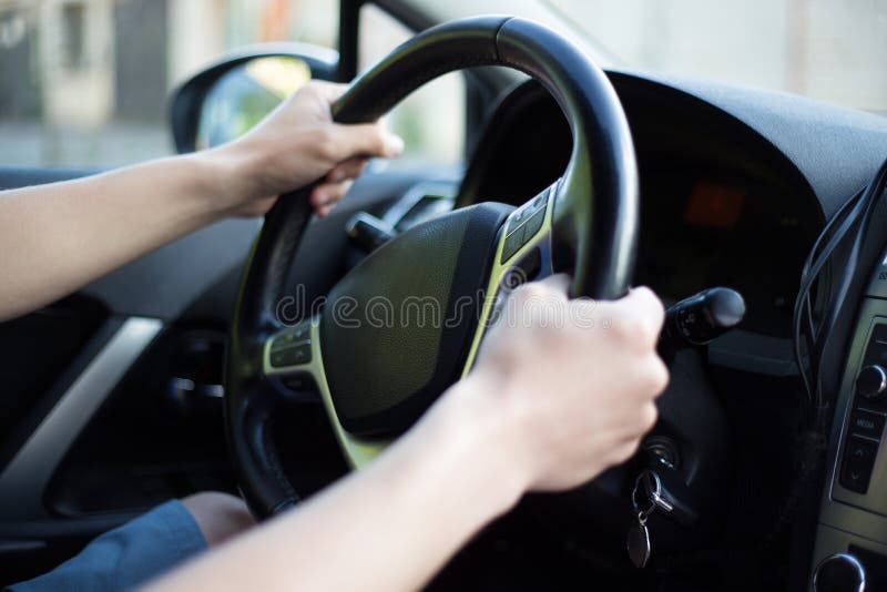 Fahrer ` S Hände Auf Einem Lenkrad Eines Autos Stockfoto - Bild von mann,  bewegung: 127057440