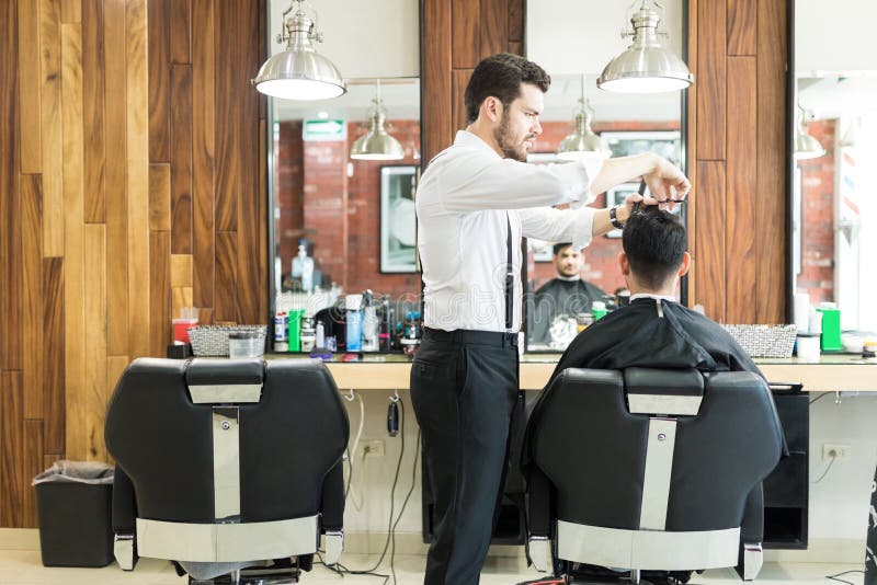 Männlicher Kunde Friseur-Styling Hair Ofs am Salon Stockbild