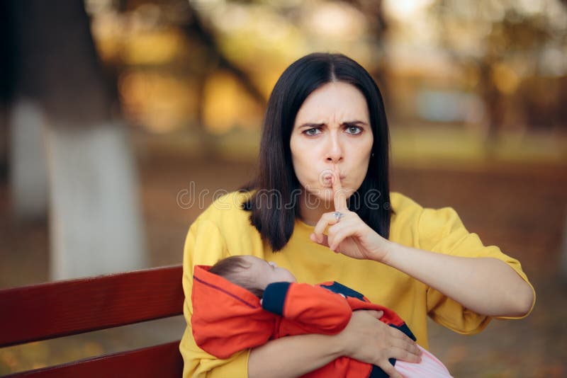 Maman Demande Le Silence Pendant Que Le Bebe Dort Image Stock Image Du Mere Cheri Maman Demande Le Silence Pendant Que Le Bebe Dort Image Stock Image Du Mere Cheri