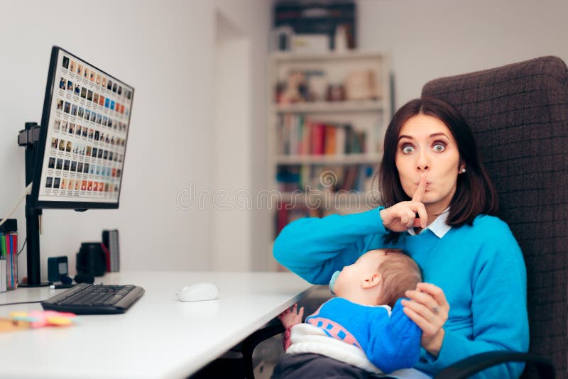 Maman Demande Le Silence Pendant Que Le Bebe Dort Image Stock Image Du Mere Cheri Maman Demande Le Silence Pendant Que Le Bebe Dort Image Stock Image Du Mere Cheri