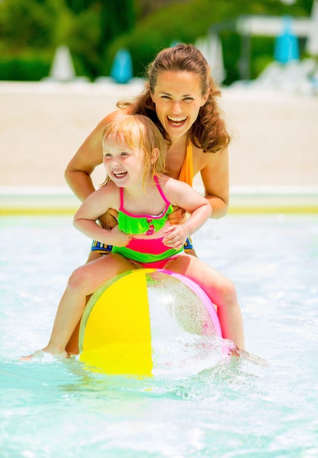 Mère Et Bébé Jouant Avec Du Ballon De Plage Dans La Piscine Photo stock -  Image du bonheur, femelle: 47531348