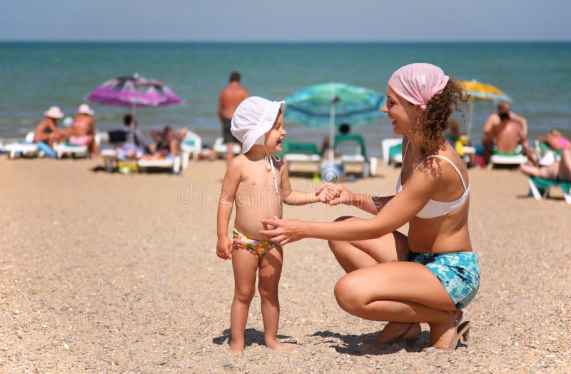 Mere Aidant Sa Petite Fille A Faire Pipi Image Stock Image Du Lifestyle Colore