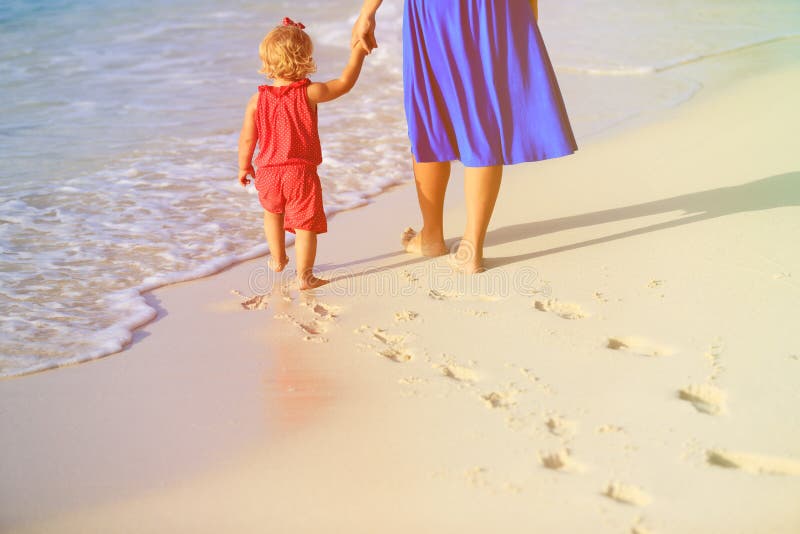 Empreintes D'un Enfant Marchant Dans Le Sable Sur Une Plage En Été. Banque D'Images  et Photos Libres De Droits. Image 45059584