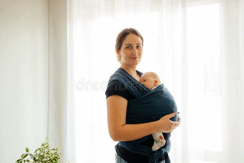 Mere Heureuse Avec Nouveau Ne Endormi Dans Le Porte Bebe Image Stock Image Du Maternite Rapport