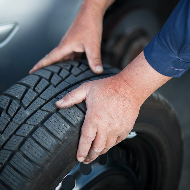 La Femme Mesure La Bande De Roulement De Pneu D'un Pneu De Voiture Photo  stock - Image du jauge, profil: 31345576