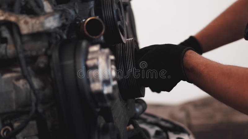 Mécanicien En Bonnet Et Gants Regardant La Caméra Tout En