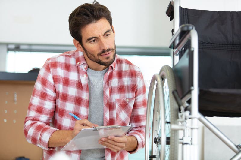 Homme Habillé De Façon Désinvolte Réparant Tuyau D'évacuation D'évier Image  stock - Image du évacuation, réparation: 232037649