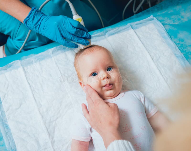 Peu Bebe Recevant Le Traitement D Osteopathie De Sa Jambe Pour Empecher La Dysplasie De Hanche Par Le Kinesitherapeute Pediatriqu Image Stock Image Du Chiropraxie Enfant