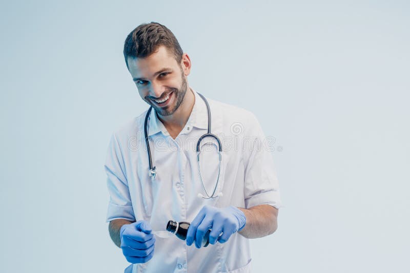 Médecin Masculin Se Tenir Sur Le Client Et Mettre Des Dents Artificielles à  Vrais. Procédure De Blanchiment Ou Remplacement De Den Image stock - Image  du caucasien, santé: 216273779