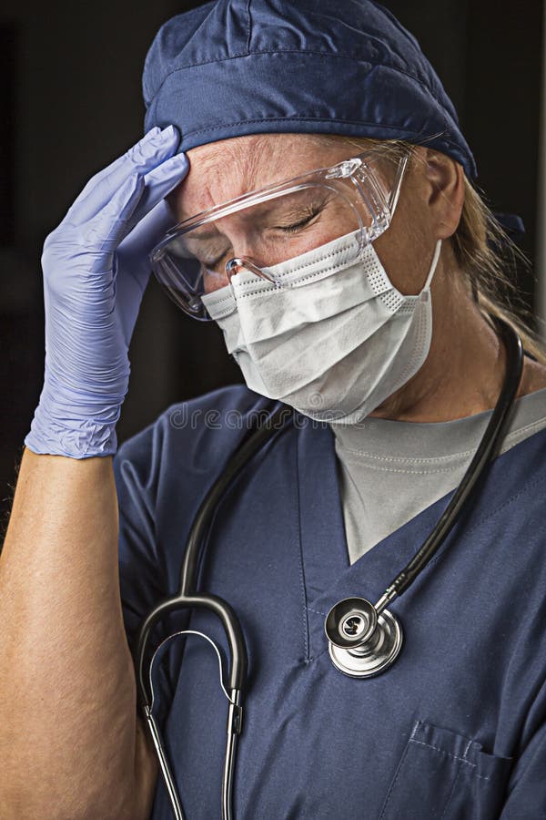 infirmière dans des gants en caoutchouc tenant un plateau de matériel  médical chirurgical 11523626 Photo de stock chez Vecteezy