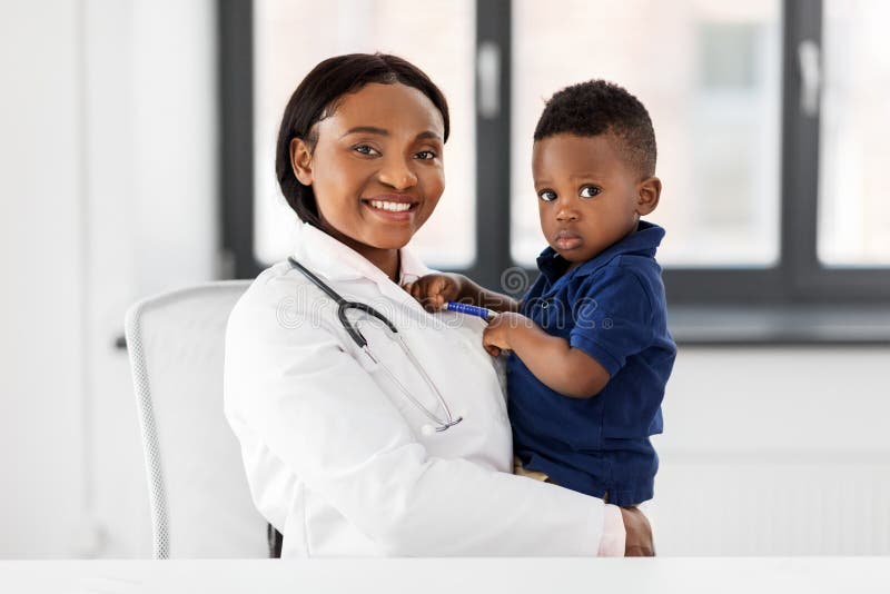 Medecin Ou Pediatre Avec Le Patient De Bebe A La Clinique Photo Stock Image Du Examen Heureux Medecin Ou Pediatre Avec Le Patient De Bebe A La Clinique Photo Stock Image Du Examen Heureux
