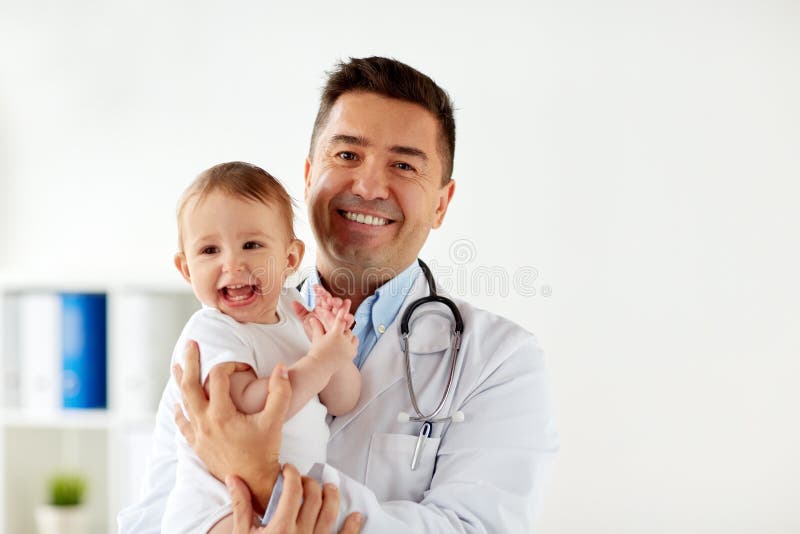 Medecin Ou Pediatre Heureux Avec Le Bebe A La Clinique Image Stock Image Du Personne Soin Medecin Ou Pediatre Heureux Avec Le Bebe A La Clinique Image Stock Image Du Personne Soin