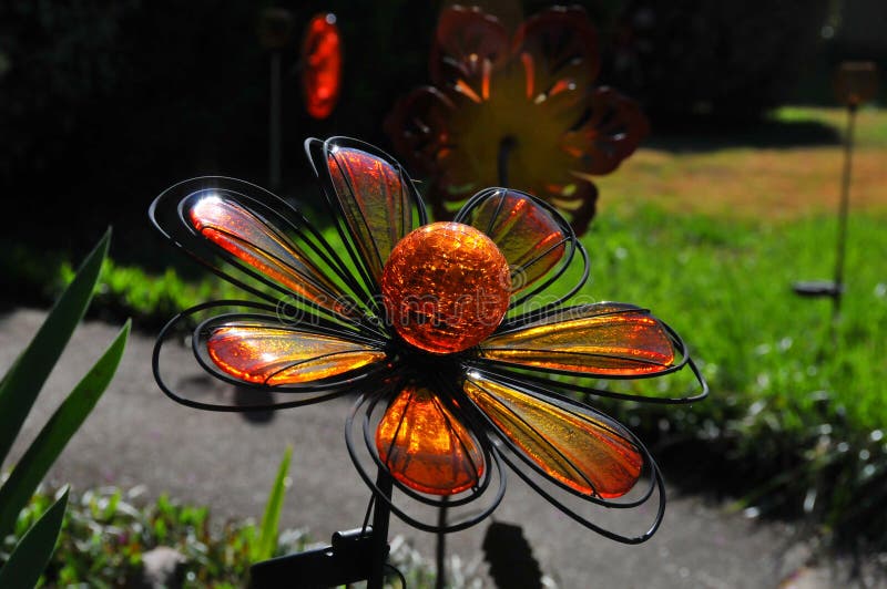 Métal Orange D'art De Jardin Avec La Sphère De Verre De Fleur Aux Pétales  Image stock - Image du siège, nature: 177852881