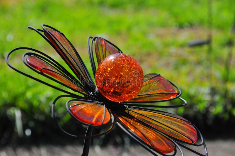 Métal Orange D'art De Jardin Avec La Sphère De Verre De Fleur Aux Pétales  Photo stock - Image du jardin, métal: 177847758