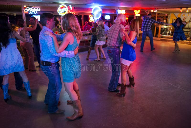 Faixa Da Música Country Que Joga Em Um Local De Encontro Da Música Em  Luckenback, Texas Foto Editorial - Imagem de local, cidade: 83604726