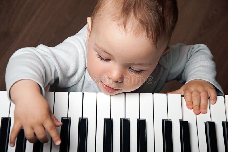 Música Do Jogo Do Bebê No Teclado De Piano Imagem de Stock