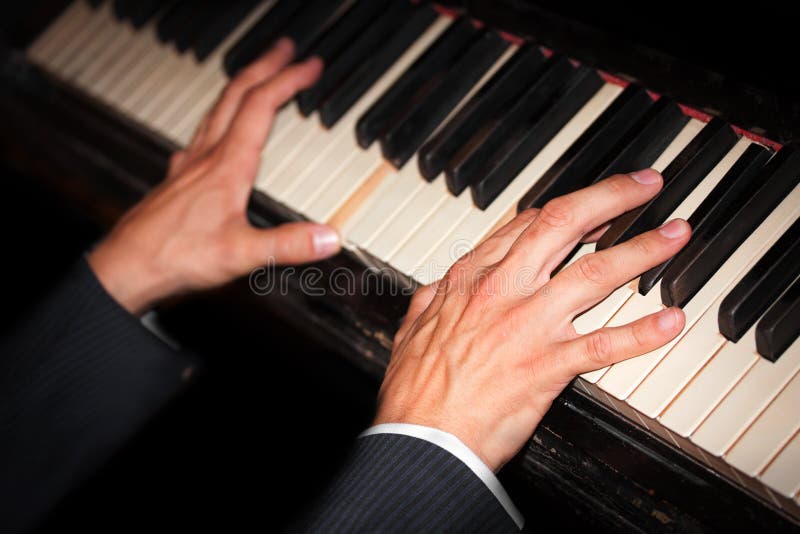 Jogo Das Mãos Do Pianista Da Música Do Piano Detalhes Do Piano De Cauda Do  Instrumento Musical Com Mão Do Executor No Fundo Branc Foto de Stock -  Imagem de melodia, pianista