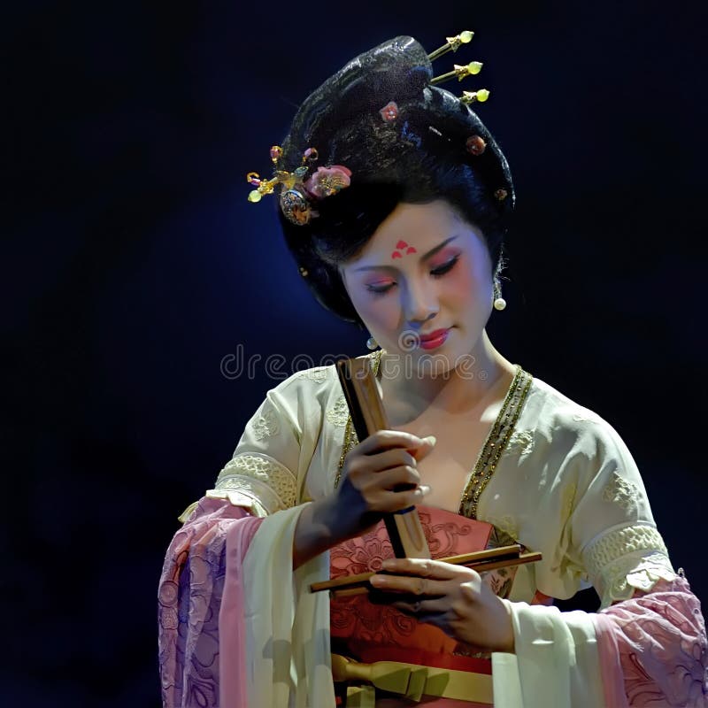 León Fiel presentar Música Tradicional China: NanYin Fotografía editorial - Imagen de  tolerancia, actriz: 15644357
