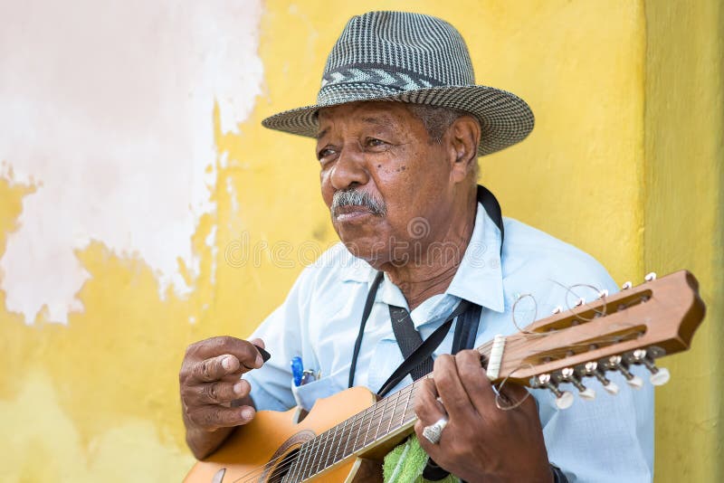 Músico Que Joga a Música Tradicional Em Havana Imagem de Stock Editorial -  Imagem de pessoa, envelhecido: 39316994