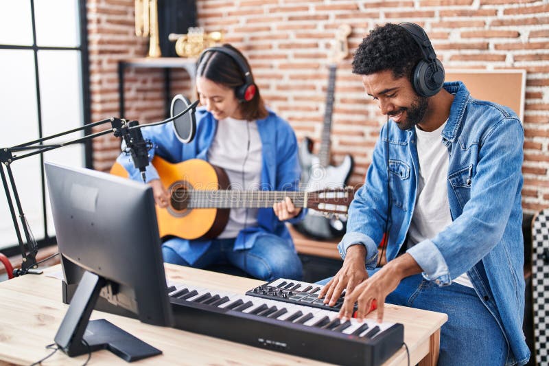 Foto de Jovem Bonito Macho Artista Tocando Música Clássica Ao Piano  Vertical e mais fotos de stock de Brincar - iStock