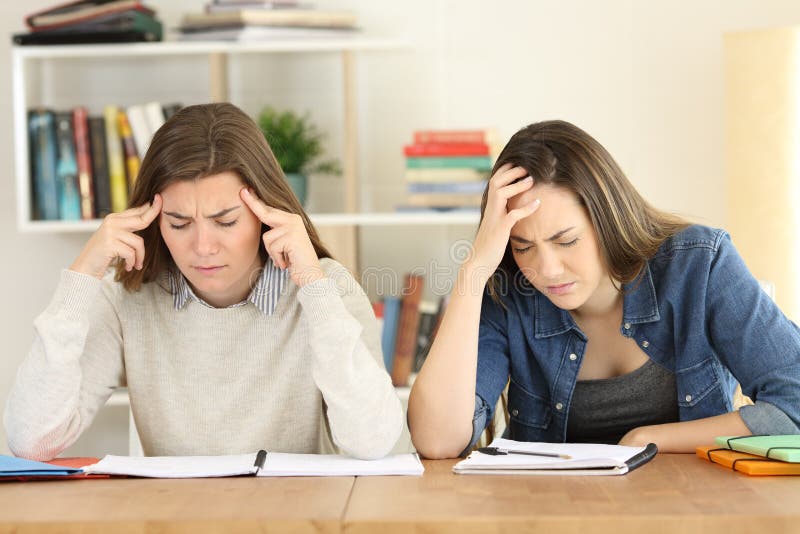 Traurige Studenten, Die Zu Hause Studieren Stockfoto ...